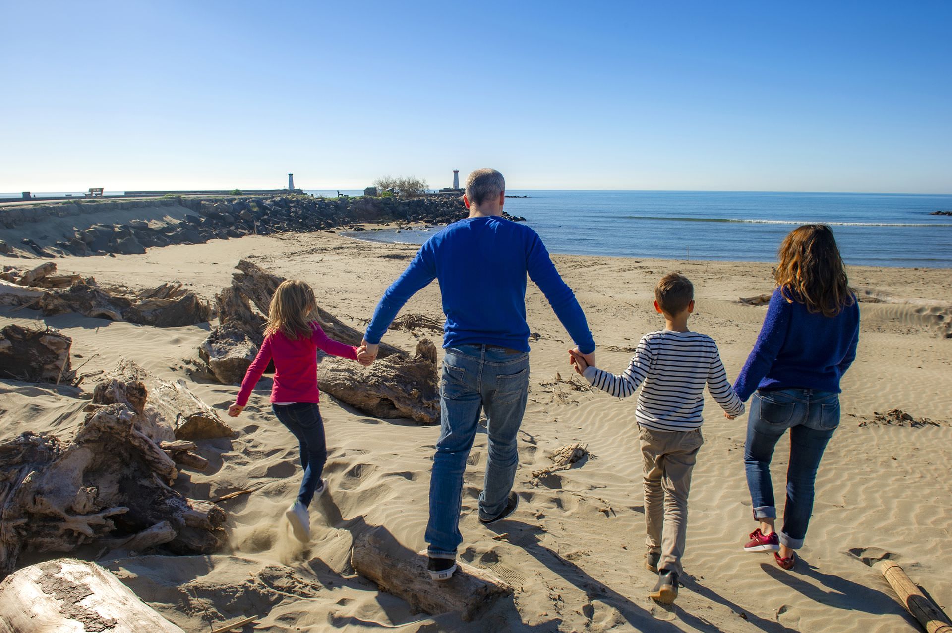 Famille sur la plage de la Tamarissière