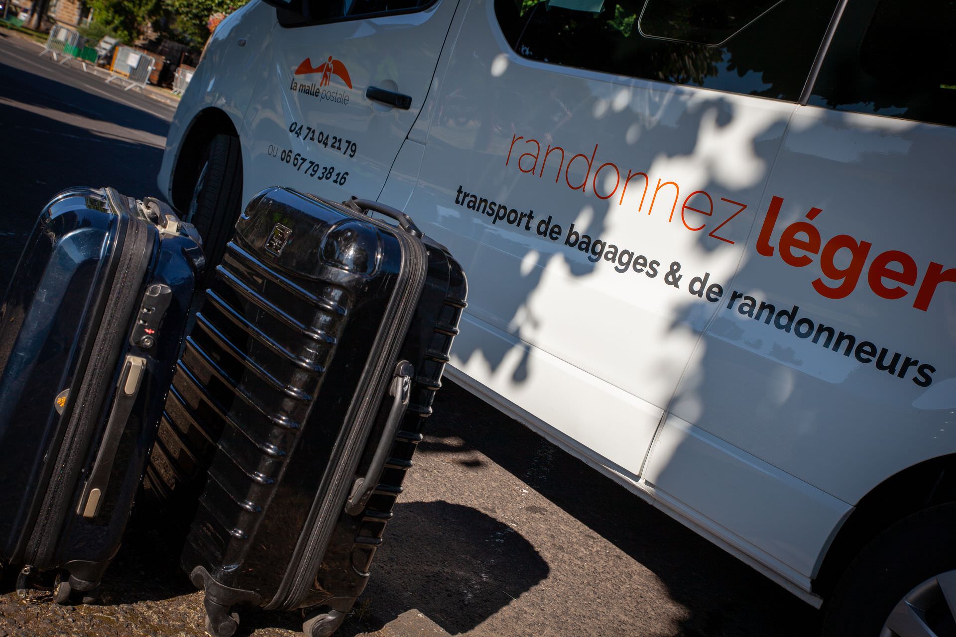 valises devant un véhicule de la Malle Postale, transporteur de bagages