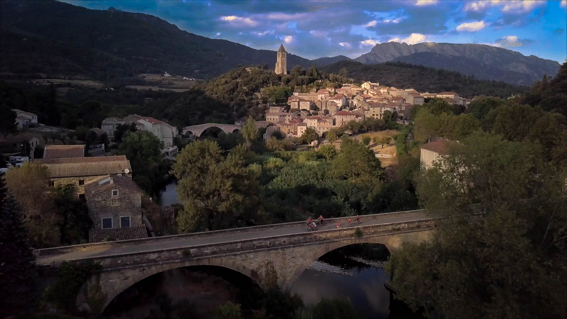 Vue aérienne sur Olargues au coucher du soleil