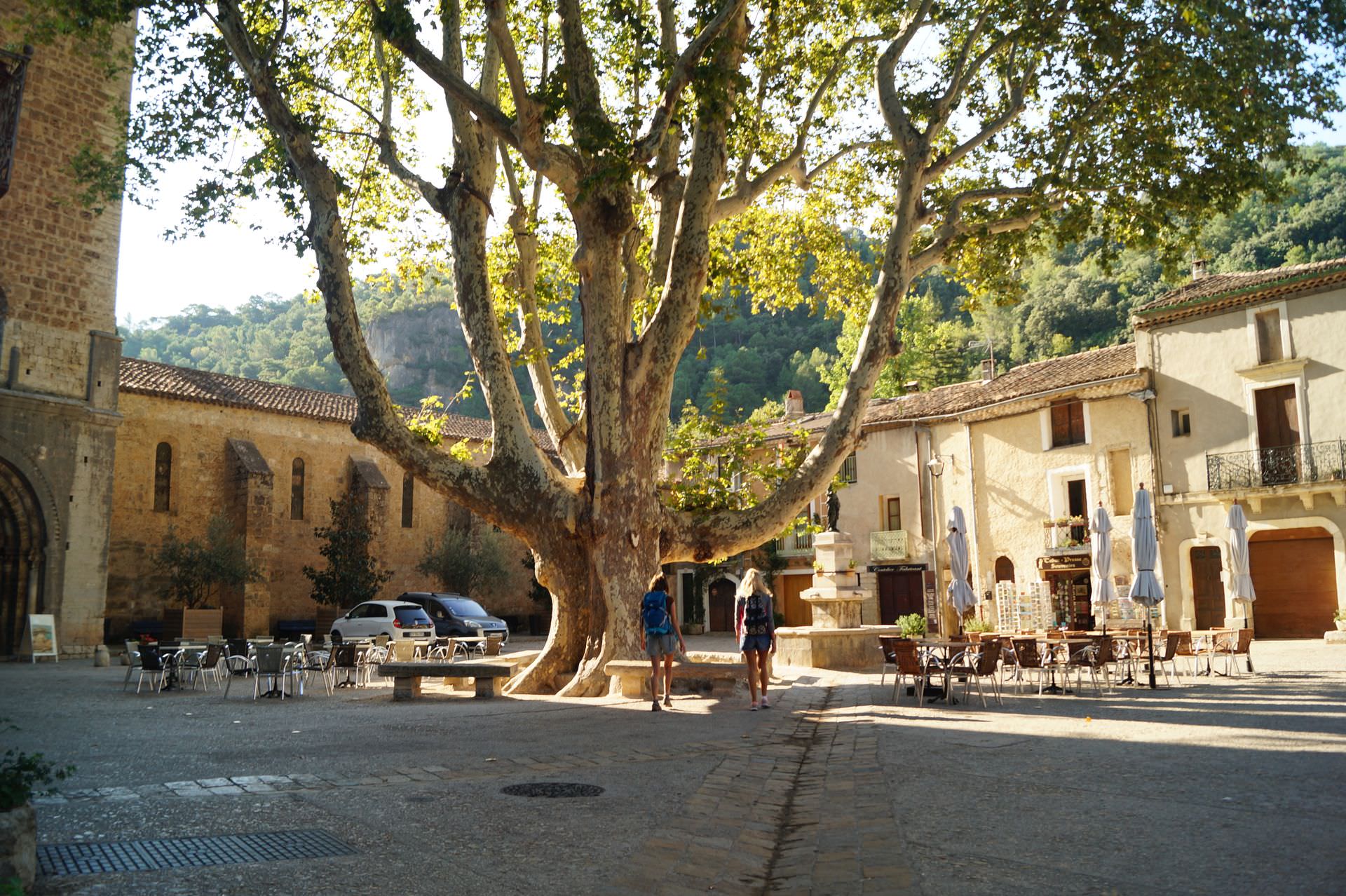 Place centrale de Saint-Guilhem-le-Désert