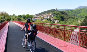 Vélo sur la voie Verte Pass Païs en famille dans le Haut-Languedoc