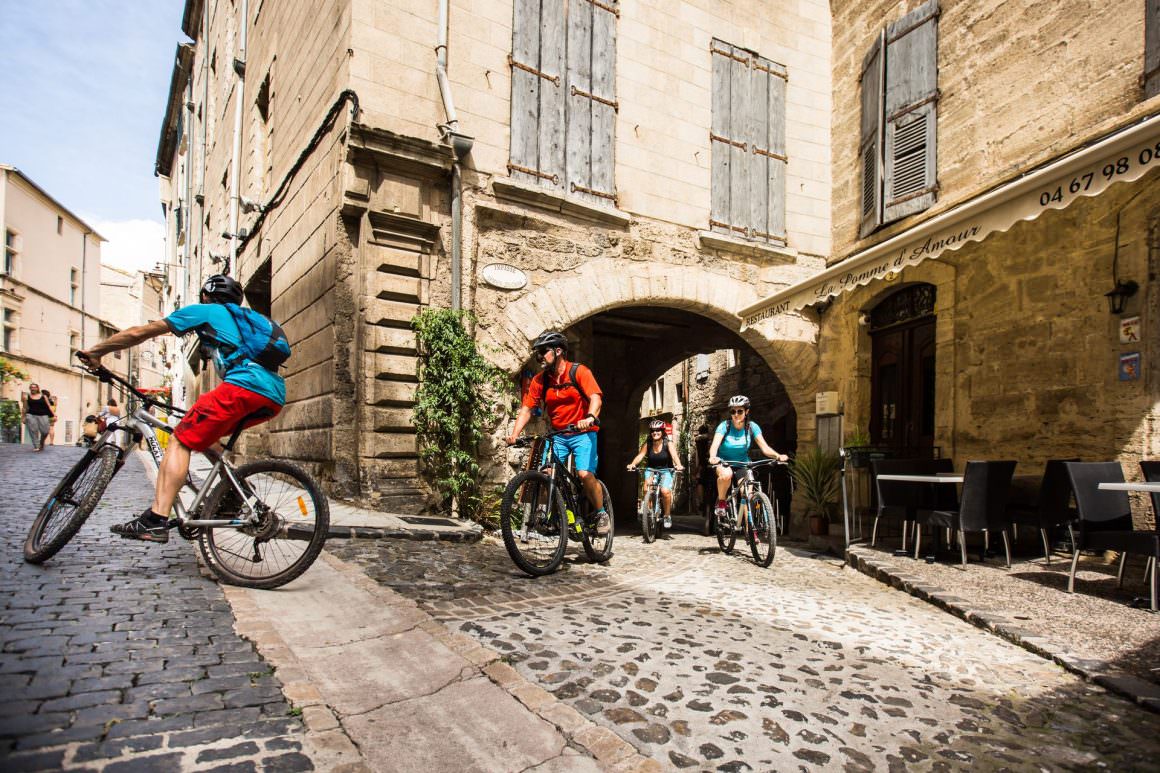 VTT entre amis dans les ruelles de Pézenas