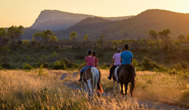 Balade à cheval au Pic Saint Loup © Régis Domergue - Hérault Tourisme Balade à cheval Hérault - au coucher de soleil au Pic Saint Loup