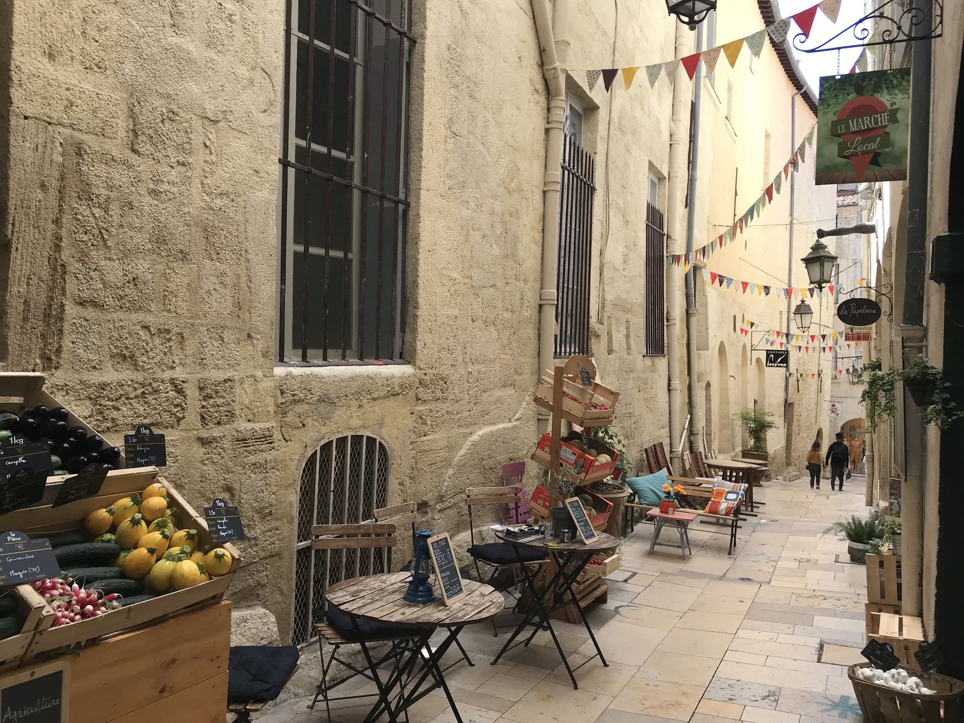 Boutiques et échoppes dans les ruelles de Montpellier