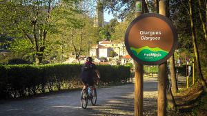 Cycliste sur la Voie Verte à Olargues