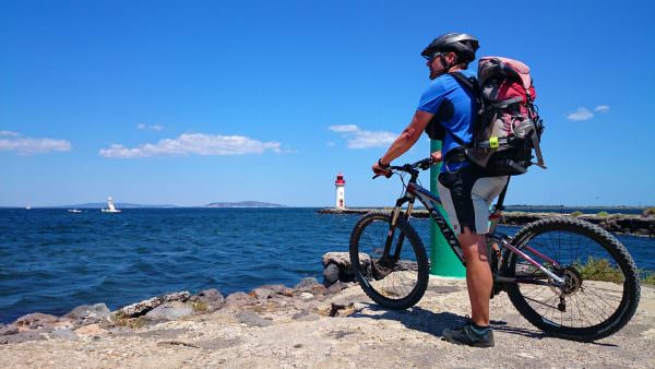 VTT au bord de l'eau - vététiste à la pointe des Onglous à Marseillan