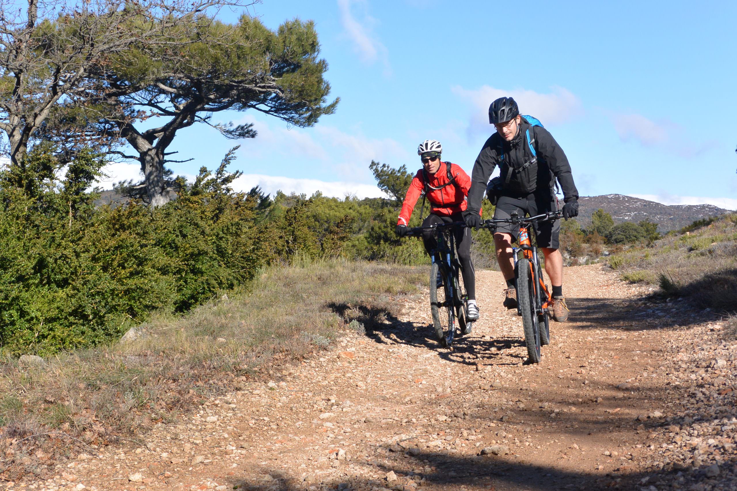 2 vététistes sur une piste en hiver