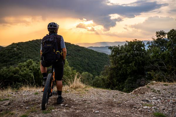 VTT hérault - un vététiste au soleil couchant