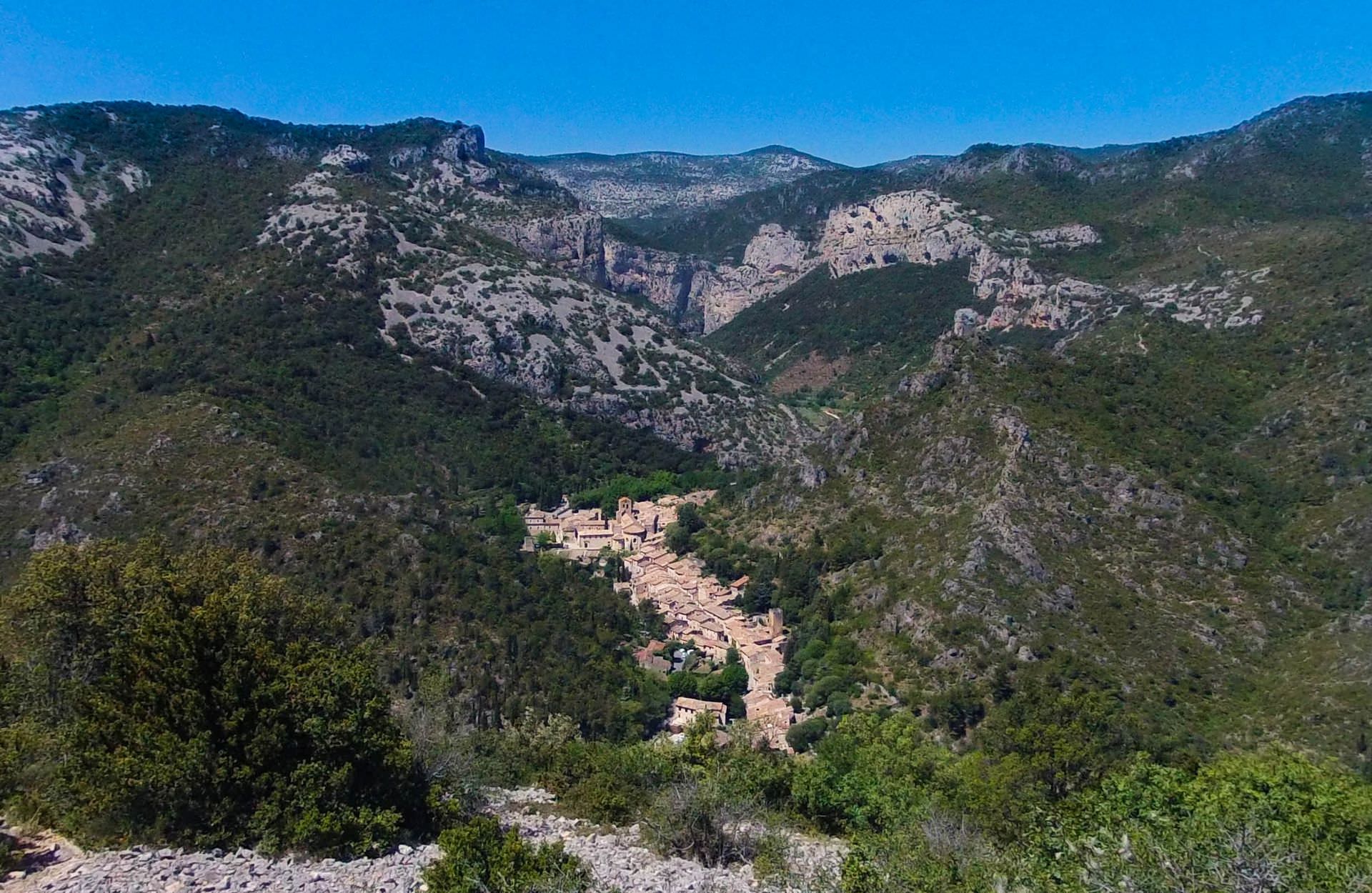 Vue sur St-Guilhem et le cirque de l'infernet du belvédère du berger