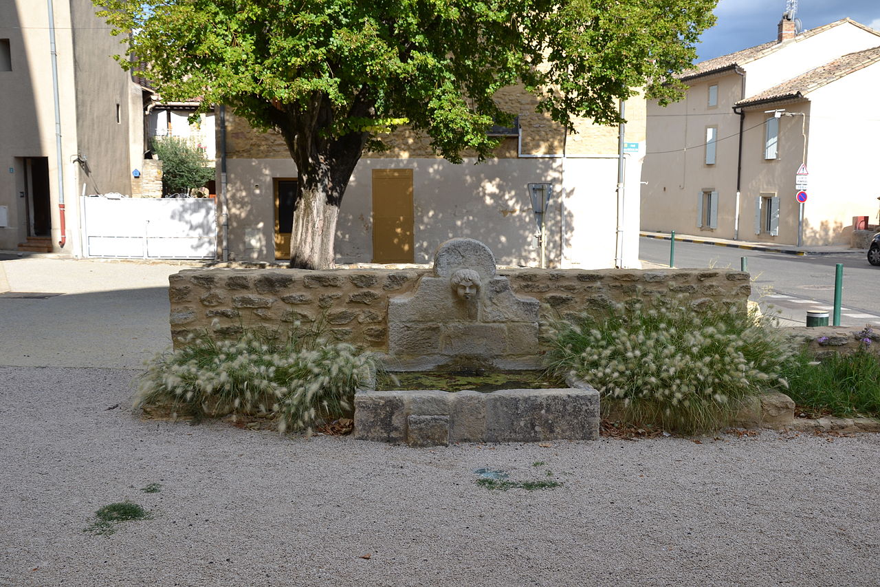 Fontaine sur une place au coeur de Sérignan