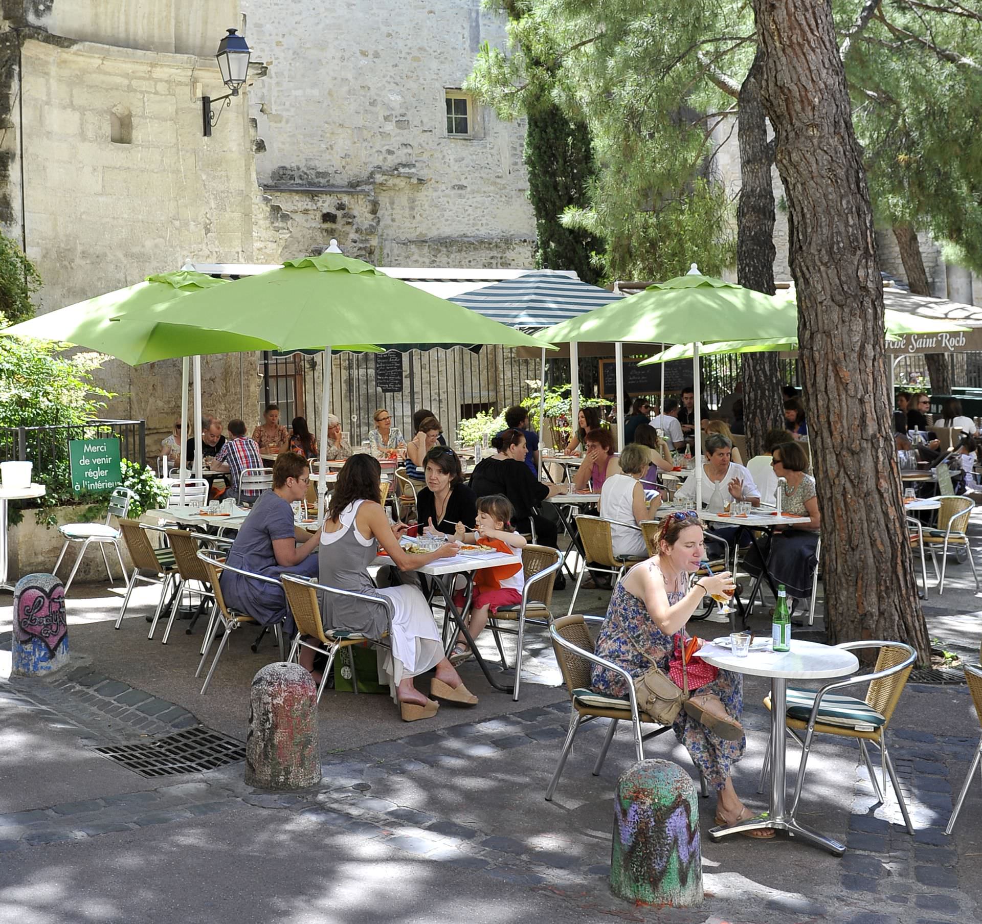 Pause restaurant en famille et en terrasse dans les ruelles médiévales de l'Ecusson à Montpellier