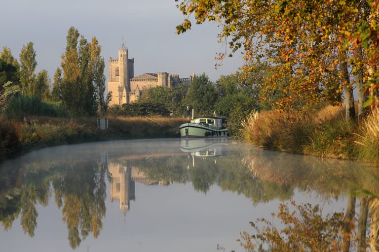 Vue sur le Canal du Midi et la Collégiale de Capestang en toile de fond