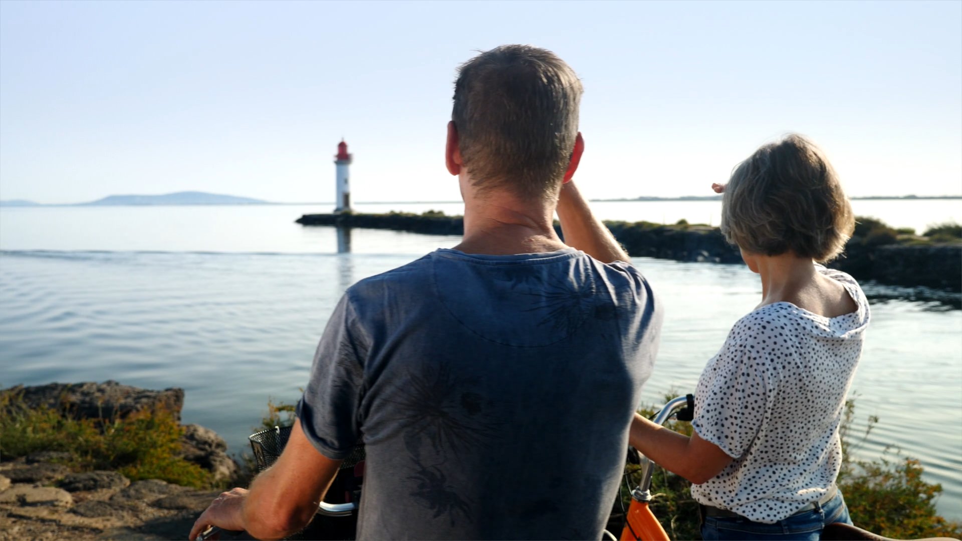 Couple de jeuniors à vélo sur la Pointe des Onglous à Marseillan