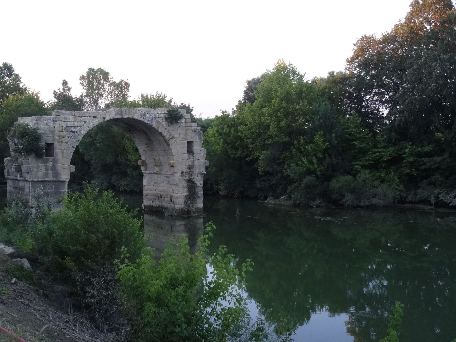 Pont d'ambroix ou pont d'Ambrussum est un pont romain construit au Ier siècle au dessus du Vidourle