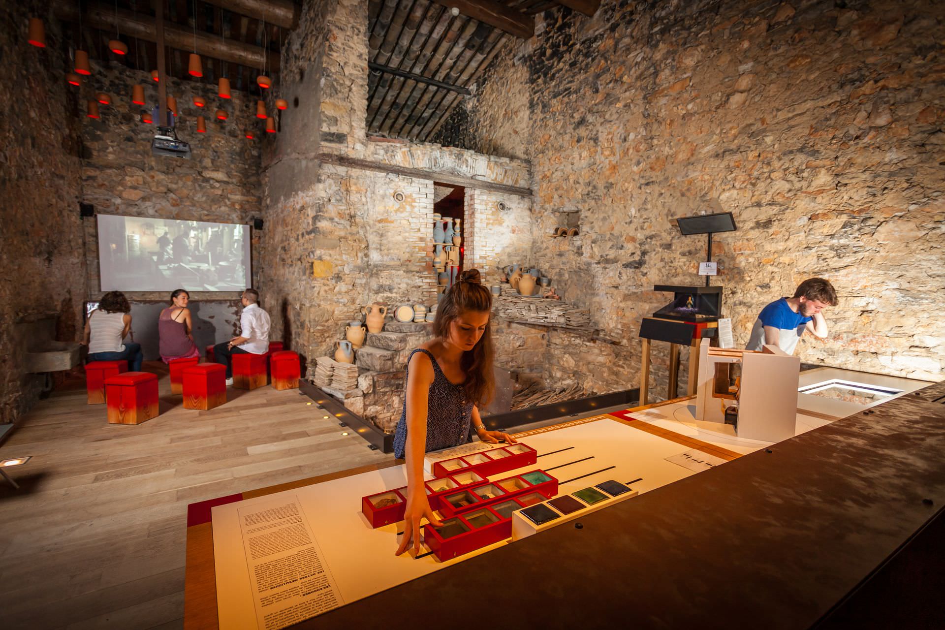 Musée et maison de la poterie - Jeune fille testant l'exposition ludique