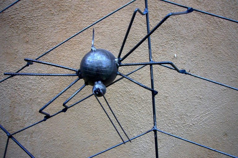 Sculpture représentant une araignée noire sur sa toile en métal à l'Atelier Annick et Charly à Saint Guiraud
