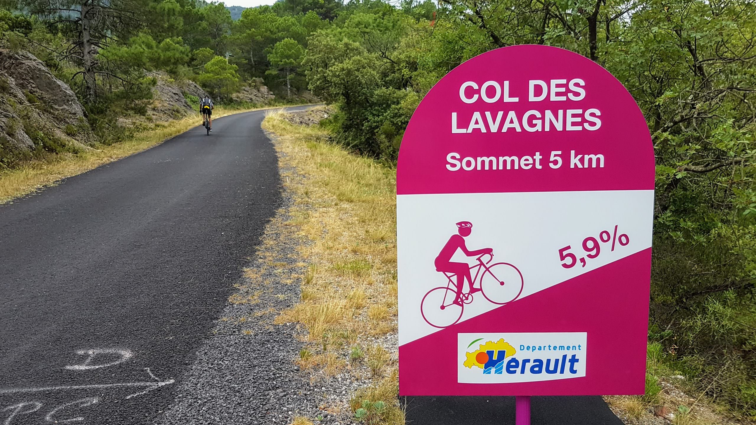 Cycliste et panneau signalisation vélo Col des Lavagnes