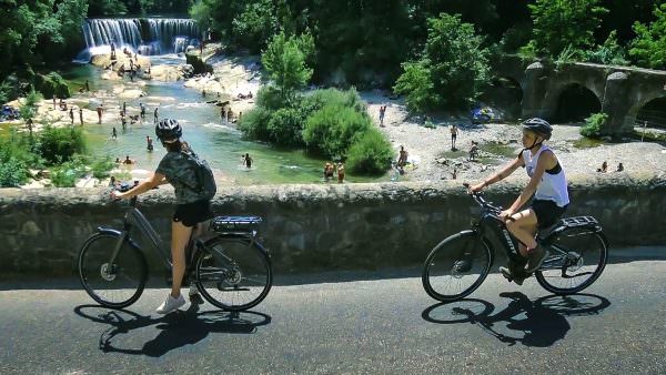 Vélos électriques entre copines dans les gorges de la Vis