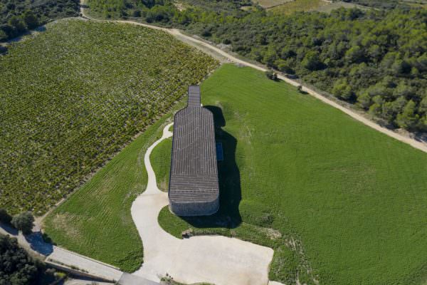 Vue aérienne sur le chai Castigno en forme de bouteille