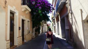 Promeneuse dans une ruelle de Frontignan