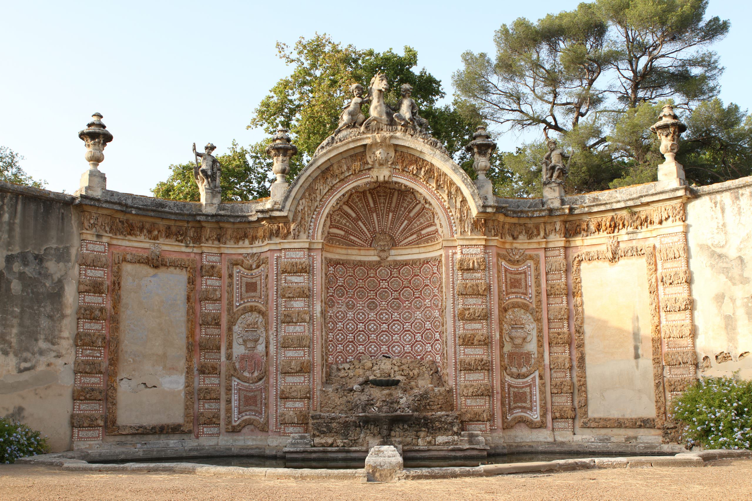 Buffet d'eau du Château de la Mogère