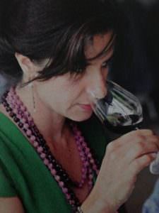 Christelle Zamora qui déguste un vin