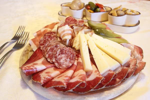 Plateau charcuterie et fromage © Pixabay