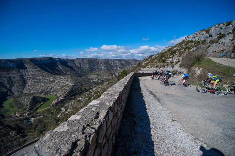 Cyclosportifs dans le cirque de Navacelles pendant l'Héraultaise