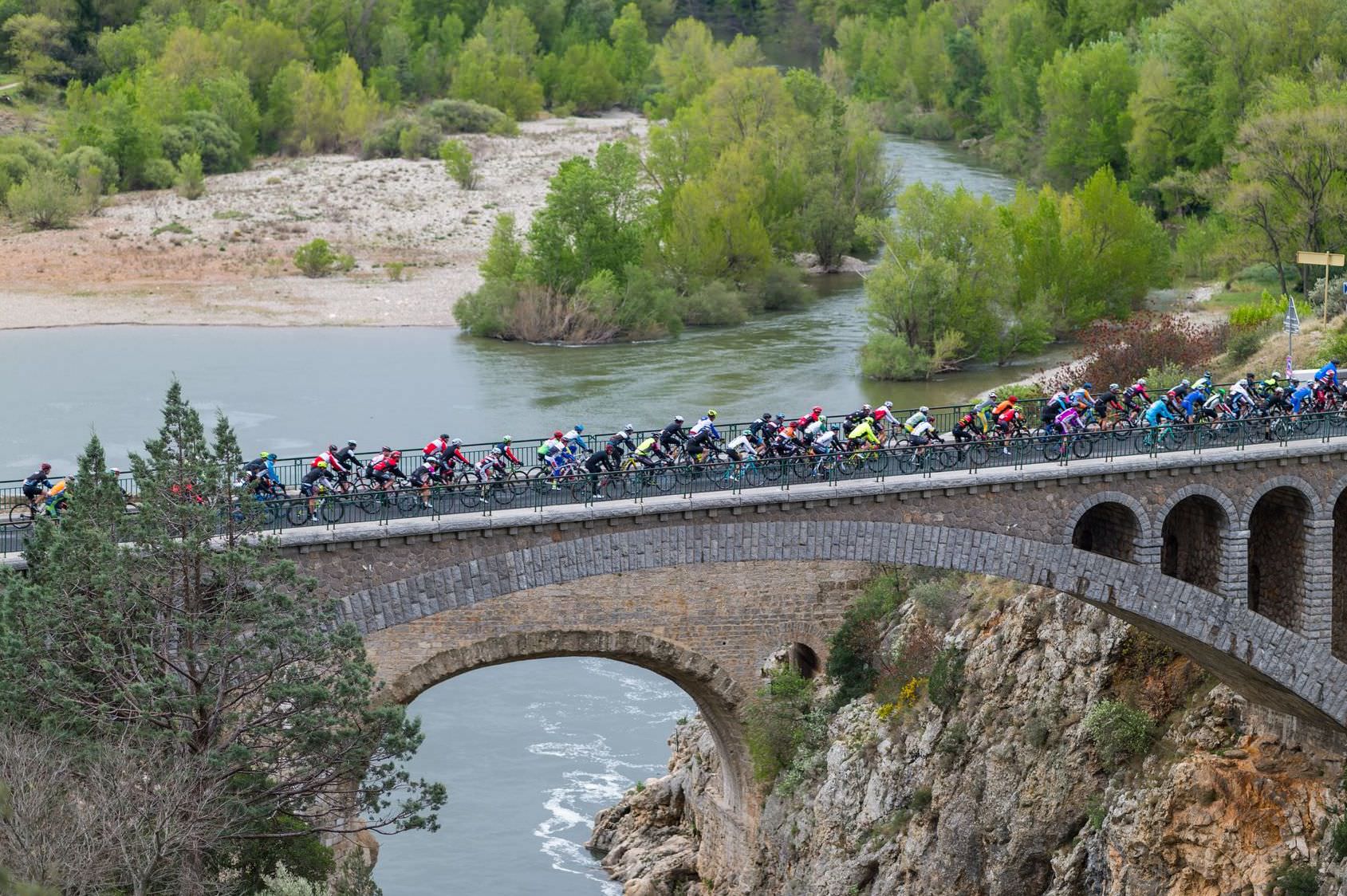 Cyclosportifs dans les gorges de l'Hérault pendant l'Héraultaise