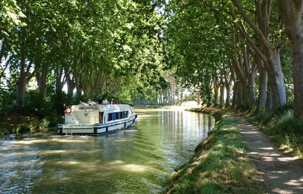 Bateau naviguant sur le Canal du Midi