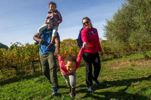 Une famille avec deux enfants qui randonne dans le vignoble de l'Hérault