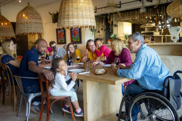 une tribu, en famille toutes générations confondues prend le repas ensemble dans une maison