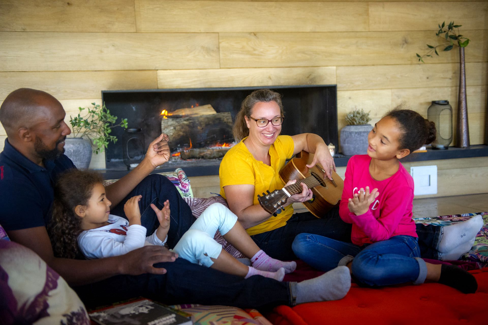 Famille qui partage un moment convivial autour du feu