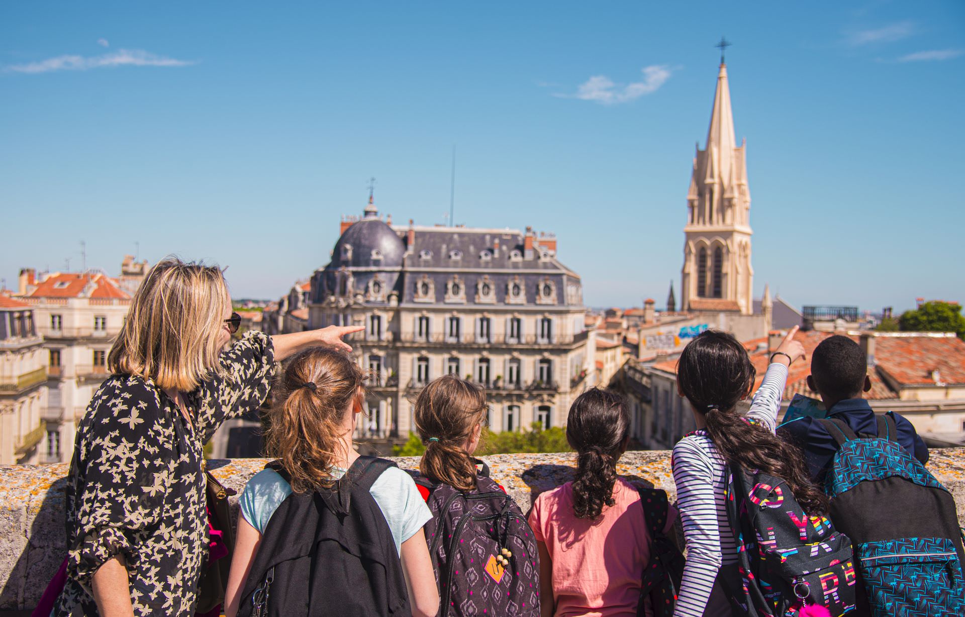 Un groupe d'enfants visite Montpellier : vue de l'arc de triomphe