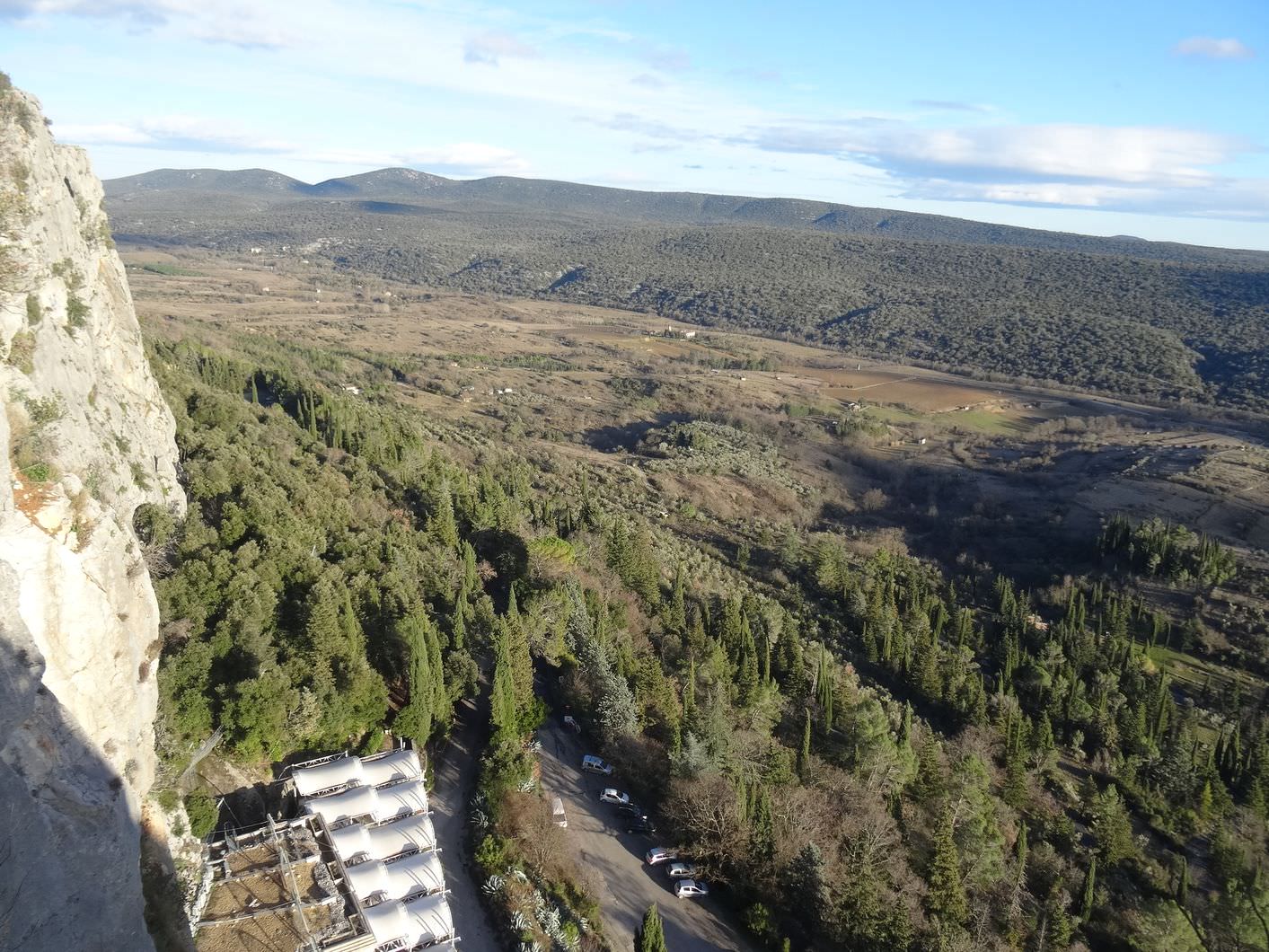 Vue de l'entrée du la grotte des Demoiselles du haut du Thaurac