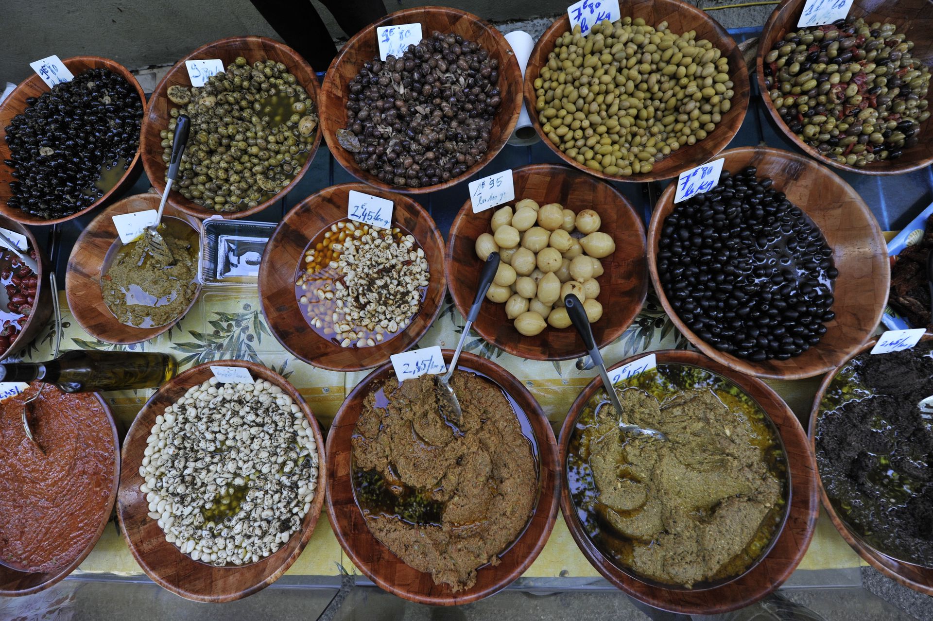 Olives et tapenades sur l'étal d'un marché du Languedoc