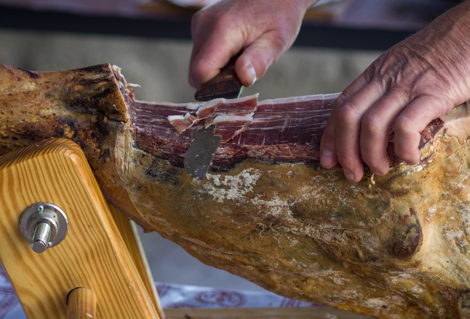 Charcuterie jambon de pays entier à la coupe