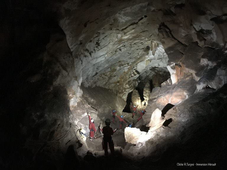 Spéléologie entre amis dans l'abîme du Mas Raynal sur le Causse du Larzac