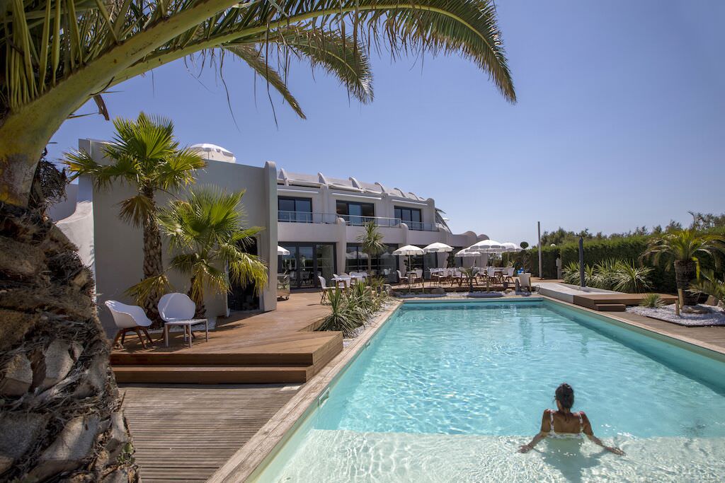 Vue sur la piscine de l'Hôtel La Plage, hôtel de prestige à La Grande Motte