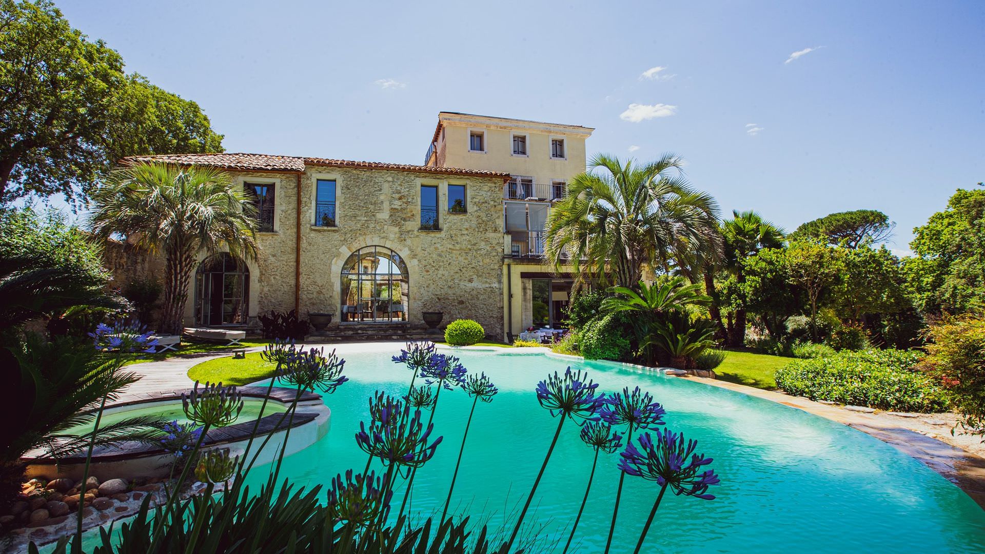 Vue sur le jardin et la piscine du Domaine de Verchant, hôtel de prestige près de Montpellier