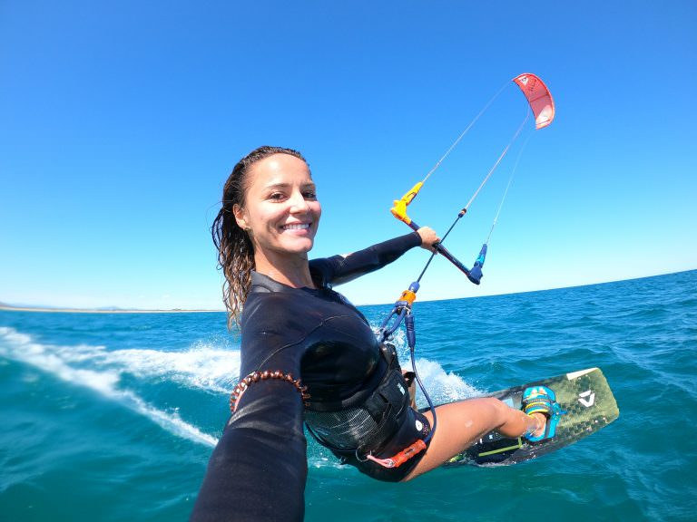 Kitesurfeuse à la plage des Aresquiers avec Ride Academy