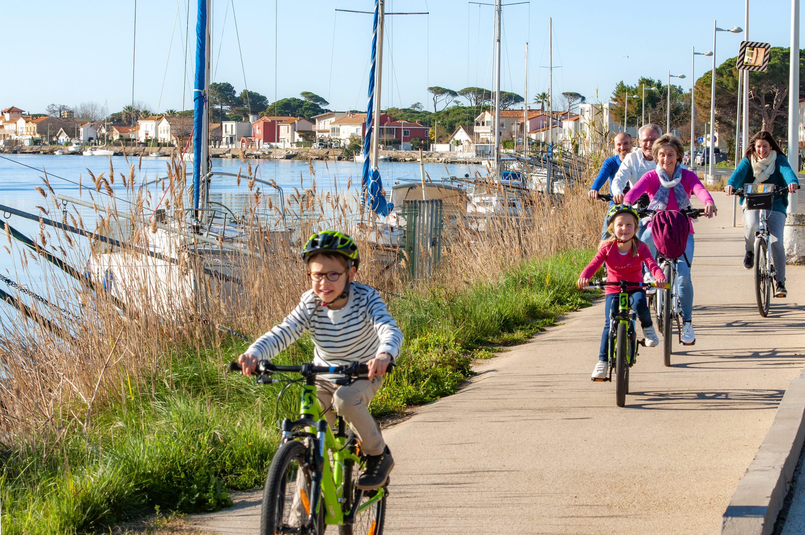 Famille à vélo au Cap d'Agde