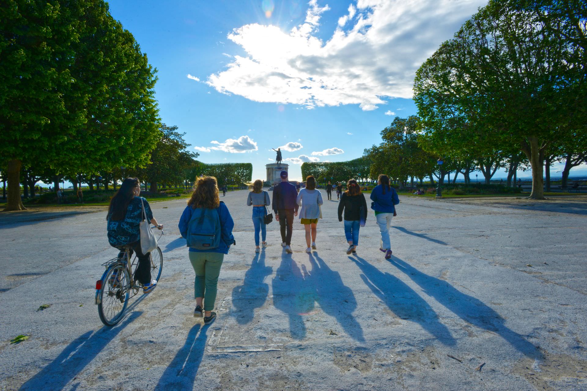 Groupe d'amis sur l'Esplanade du Peyrou à Montpellier