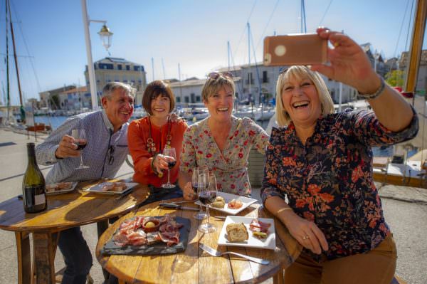 Jeuniors sur une terrasse d'un restaurant sur le port de marseillan