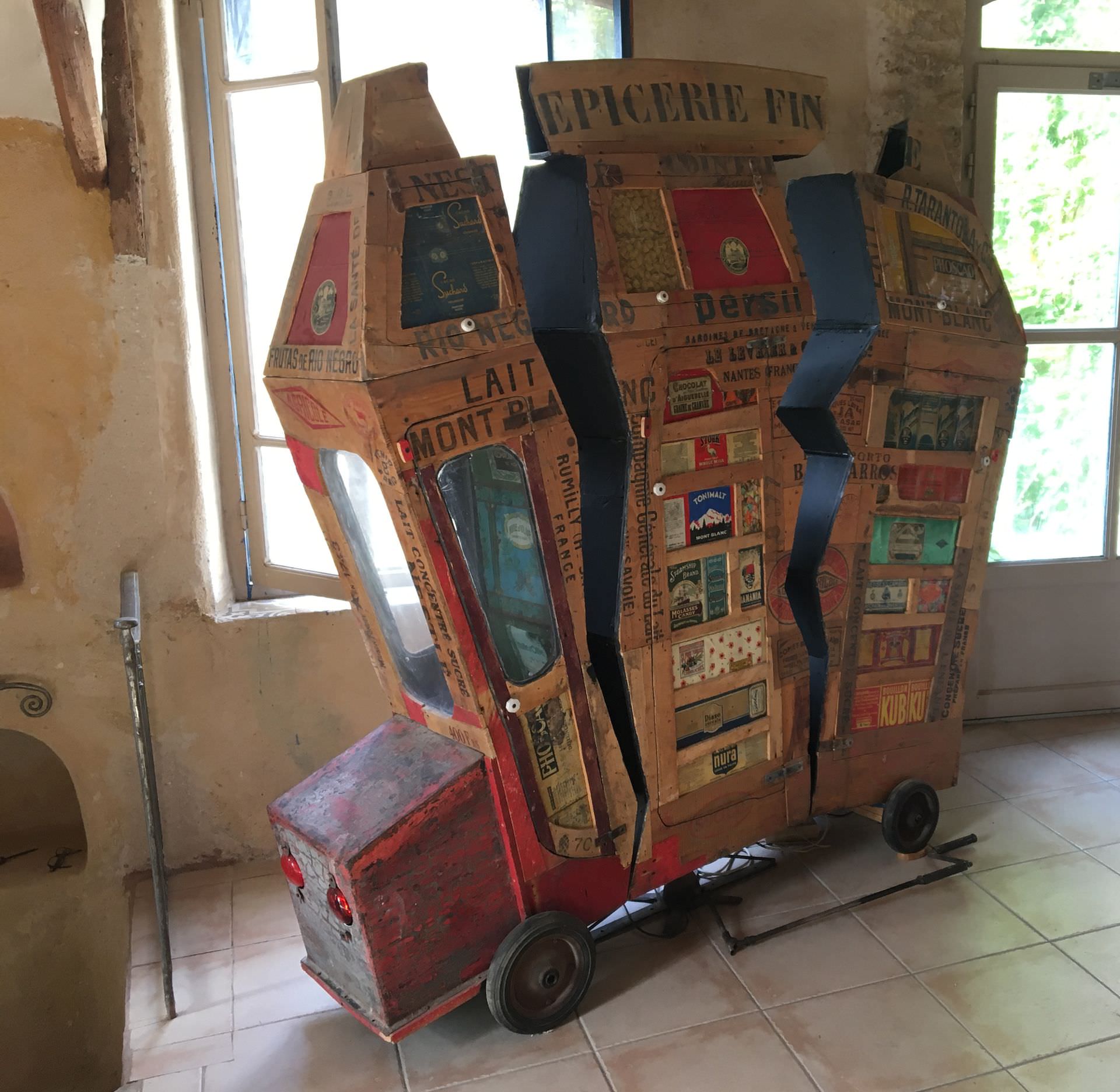 Voiture en matériel de récupérations aux meubles Modeste à Bassan