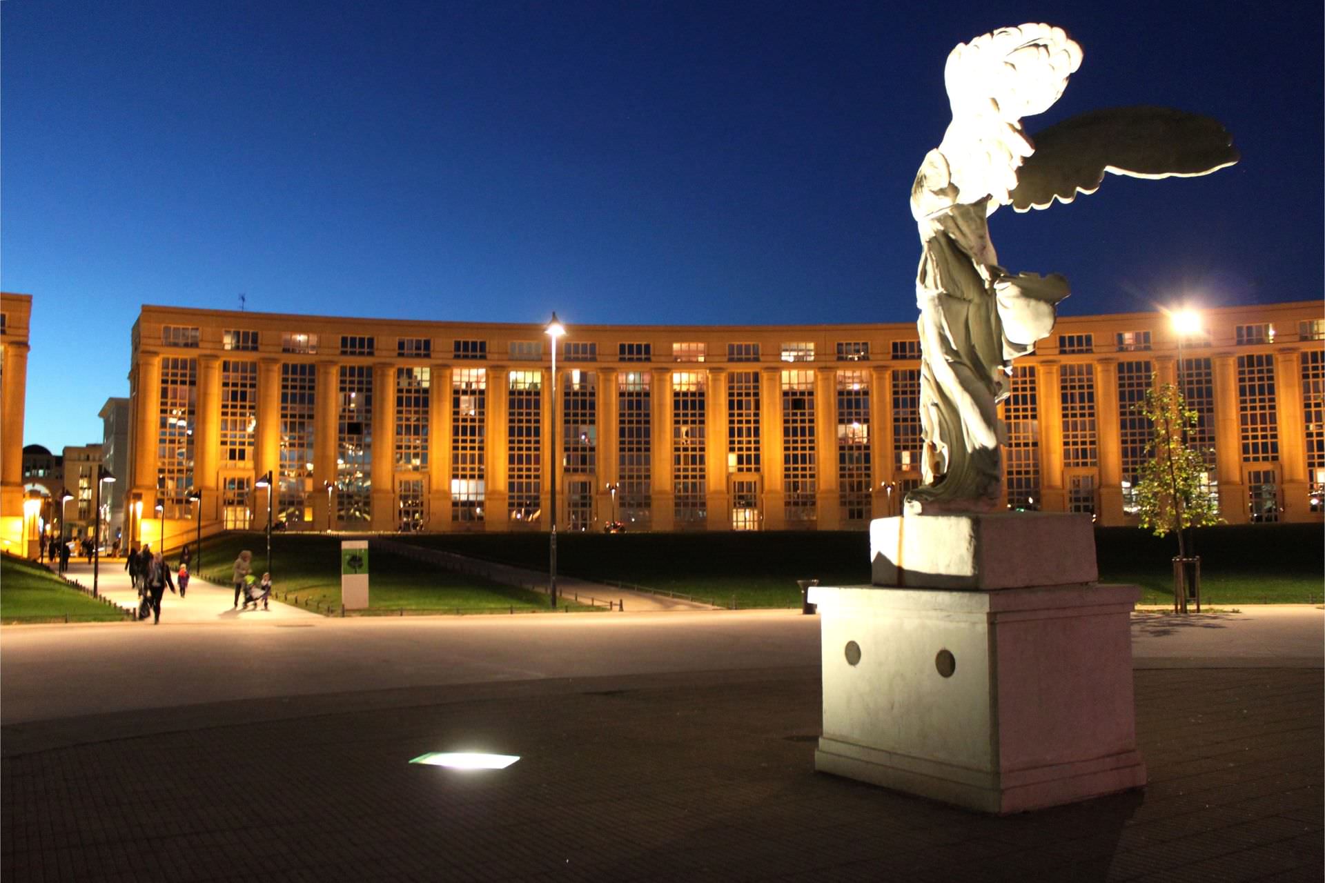 Place de l'Europe by night à Montpellier ©Julie Tailhan