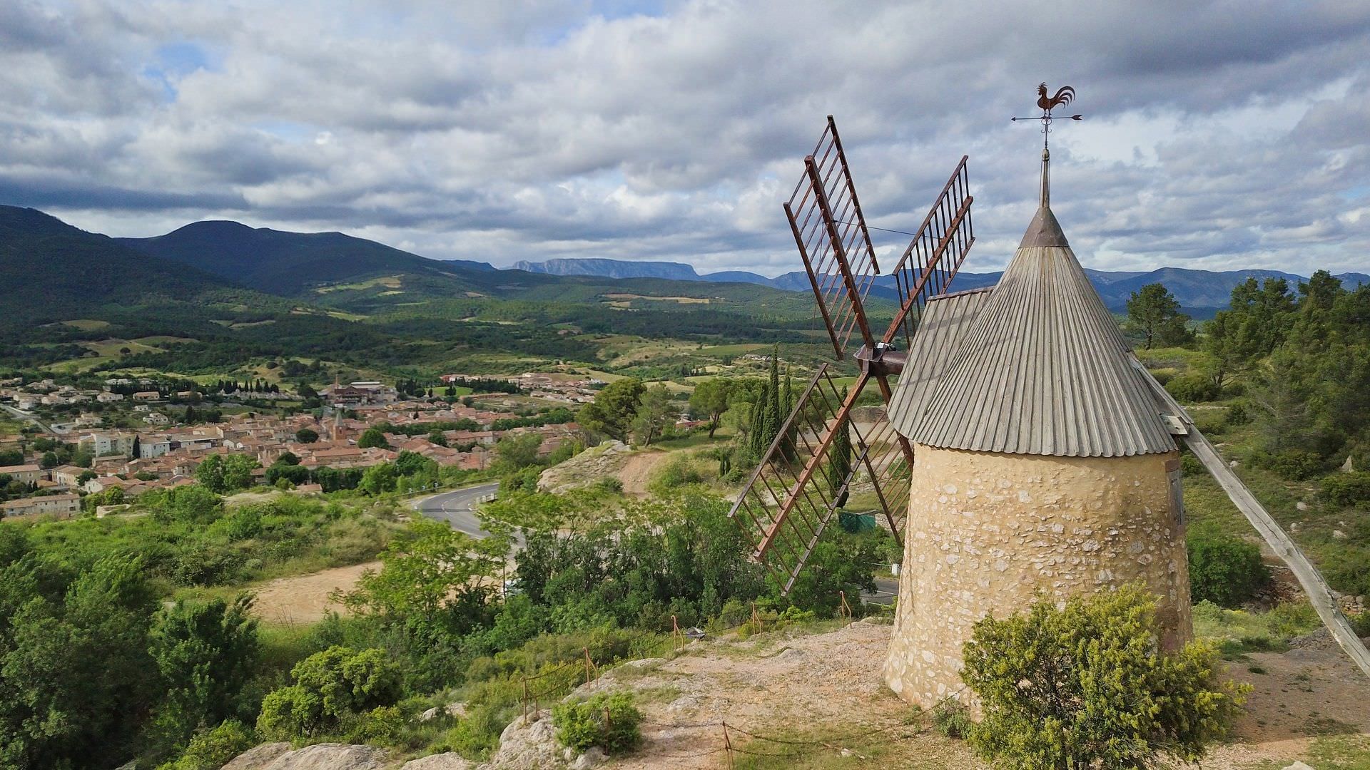 Moulin du Rocher avec vue sur Saint Chinian