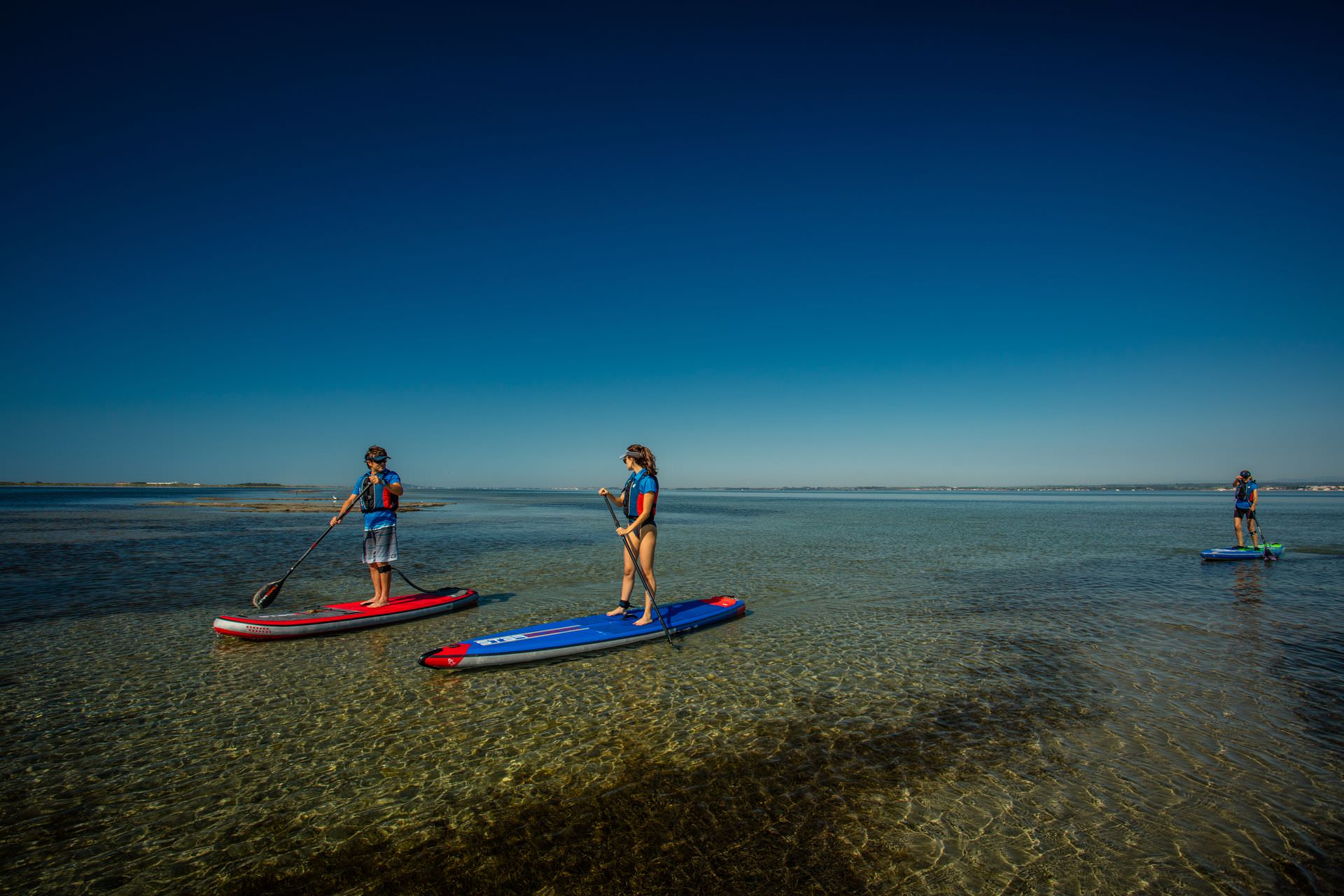 Groupe de jeunes en Paddle sur l'étang de Thau