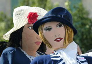Petetas de Murviel Lès Béziers - Poupées de chiffon à taille humaine représentant é femmes habillées , coupleen bleu marine avec des chapeaux