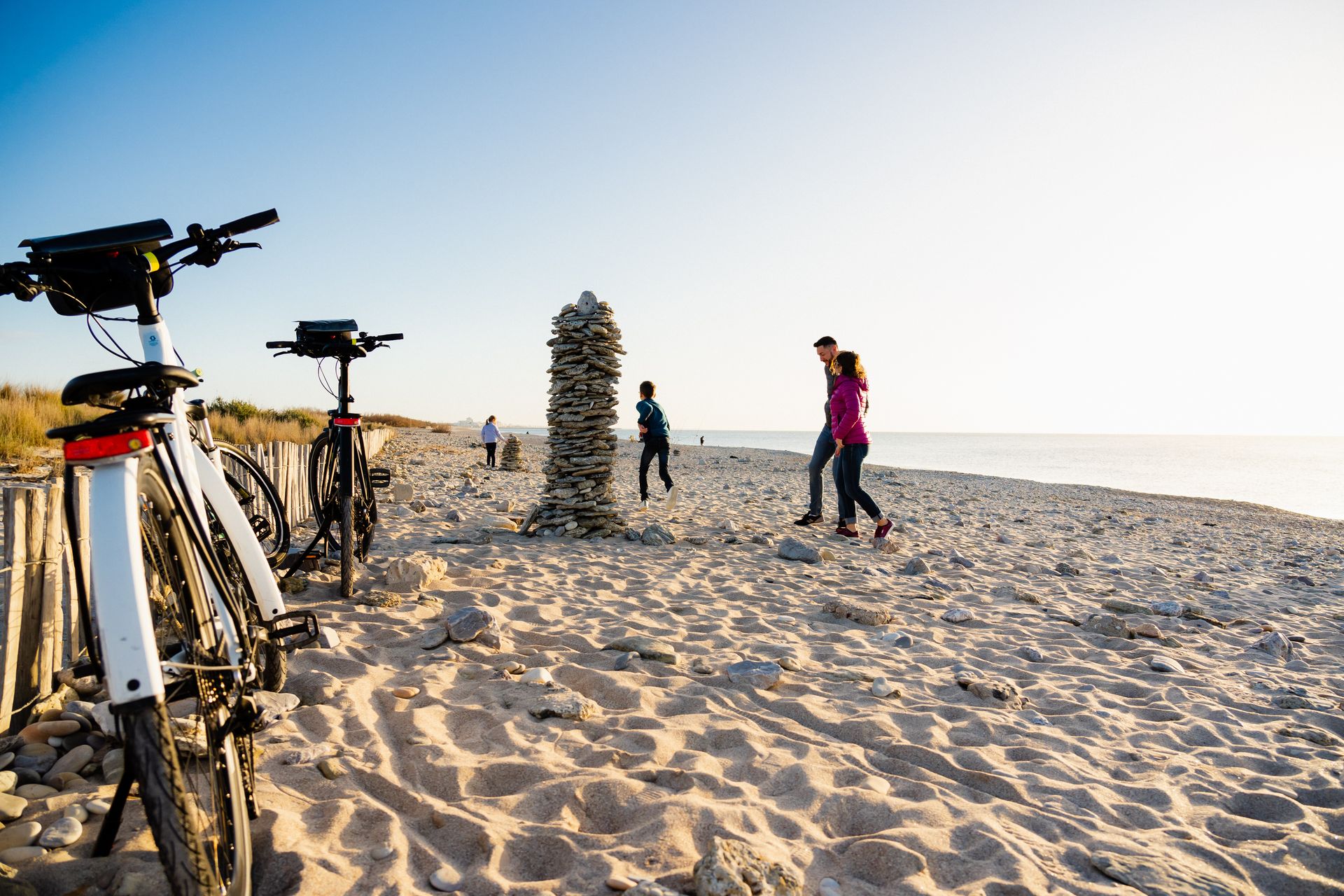 Famille à vélo sur la plage de Maguelone